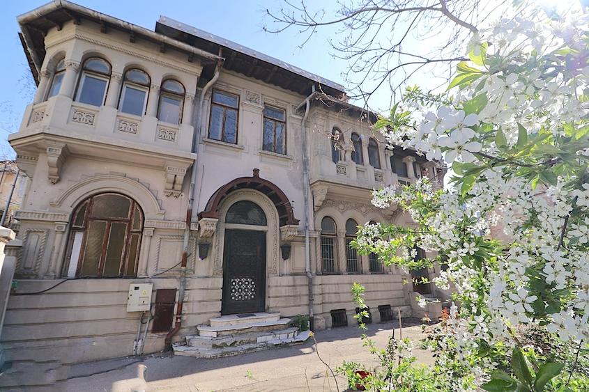 Casă cu 24 camere cu Garaj în Universitate