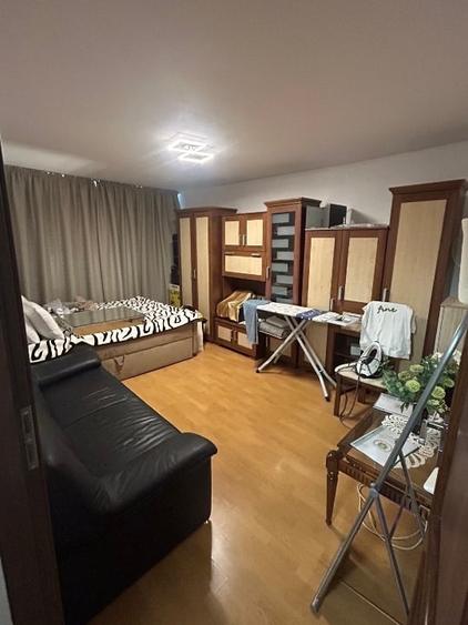 Apartament cu 3 camere decomandat, mobilat în Steaua