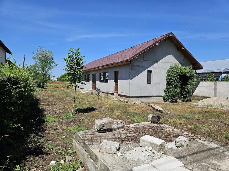 Casă cu 2 camere cu Teren 3442 Mp în Rusănești