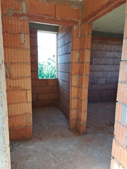 Casă individuală cu 5 camere cu Teren 300 Mp în Central