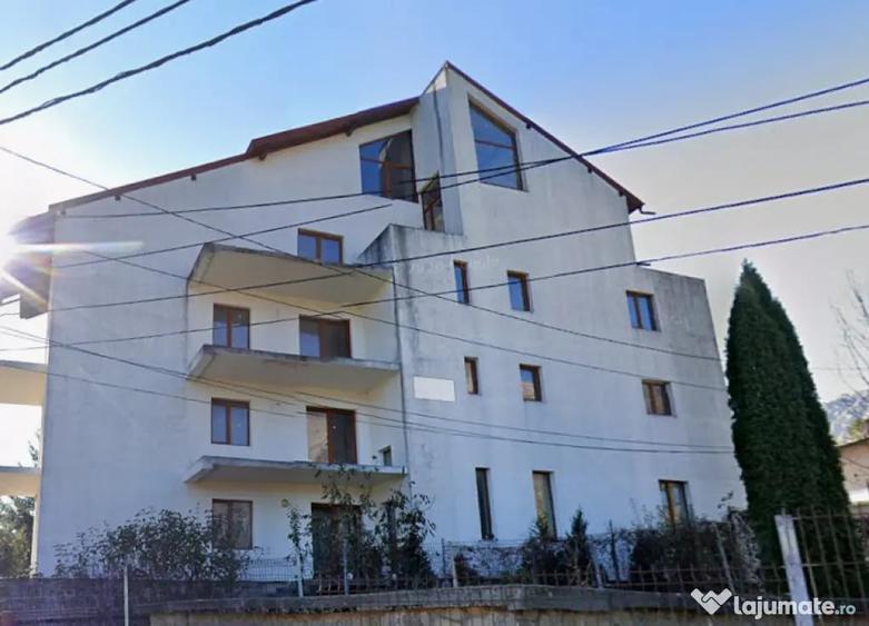 Casă cu 7 camere cu Teren 415 Mp în Central