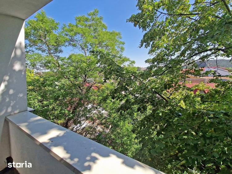 Apartament cu 3 camere semidecomandat în Crângași
