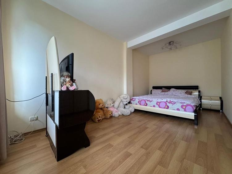 Apartament cu 3 camere semidecomandat, mobilat în Sud