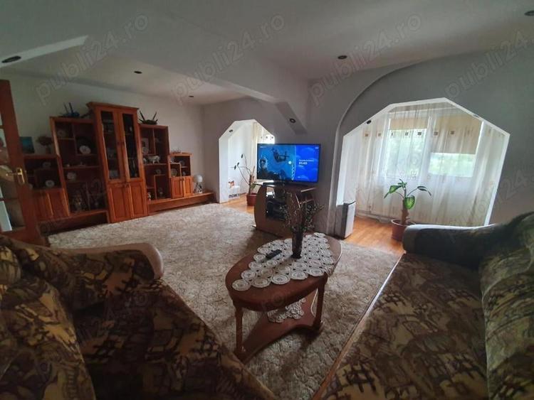 Apartament cu 3 camere decomandat în Oravița