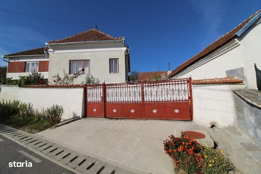 Vand casa P+Pod in Izvoarele, la 15km de Hunedoara, teren 920mp, anexa