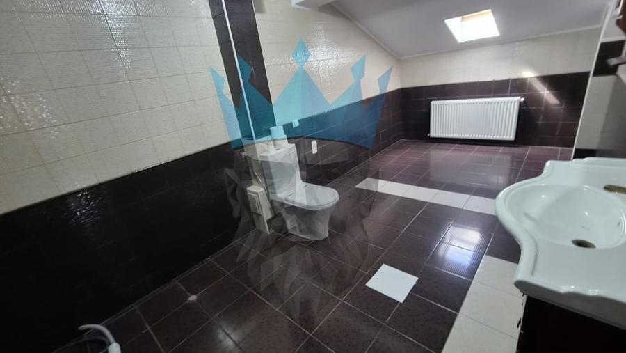Casă individuală cu 7 camere cu Canalizare în Voluntari