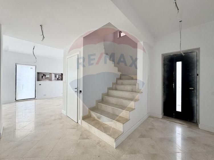 Casă individuală cu 4 camere cu Teren 446.92001342773 Mp în Tamași