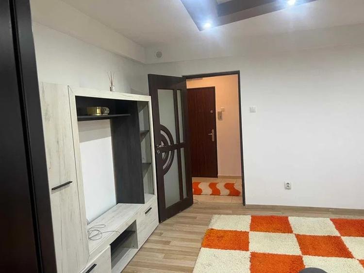 Apartament cu 2 camere semidecomandat în Podu Roș