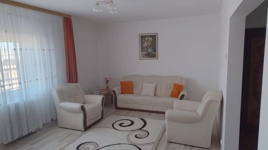 Apartament cu 3 camere semidecomandat în Satu Nou
