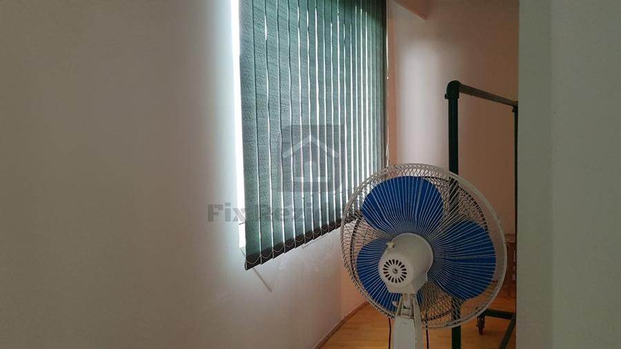 Casă individuală cu 9 camere cu Canalizare în Central