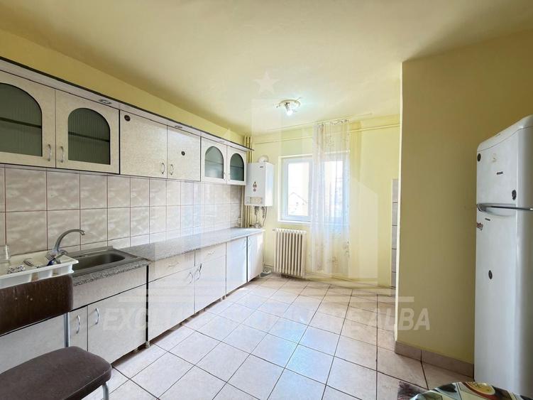 Apartament cu 3 camere în Cetate
