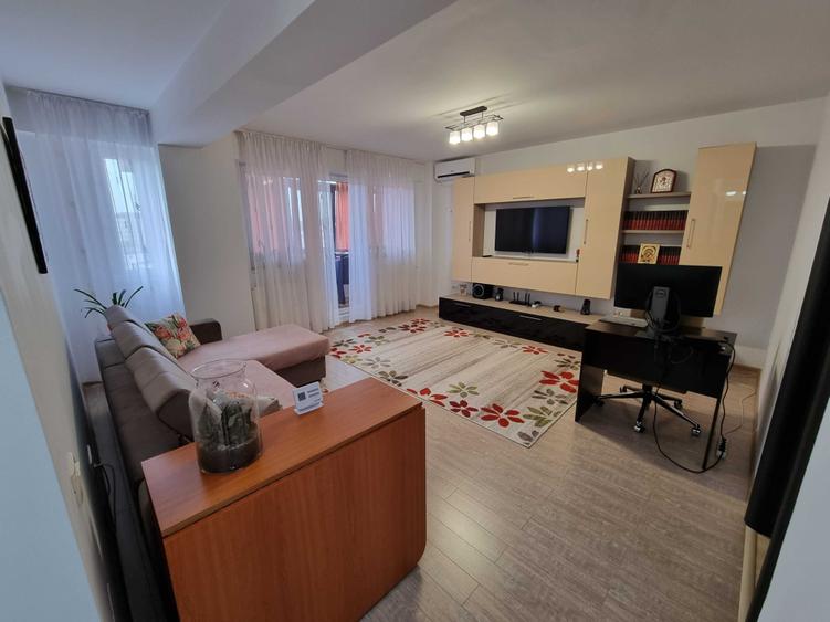 Apartament cu 3 camere decomandat în Roșu