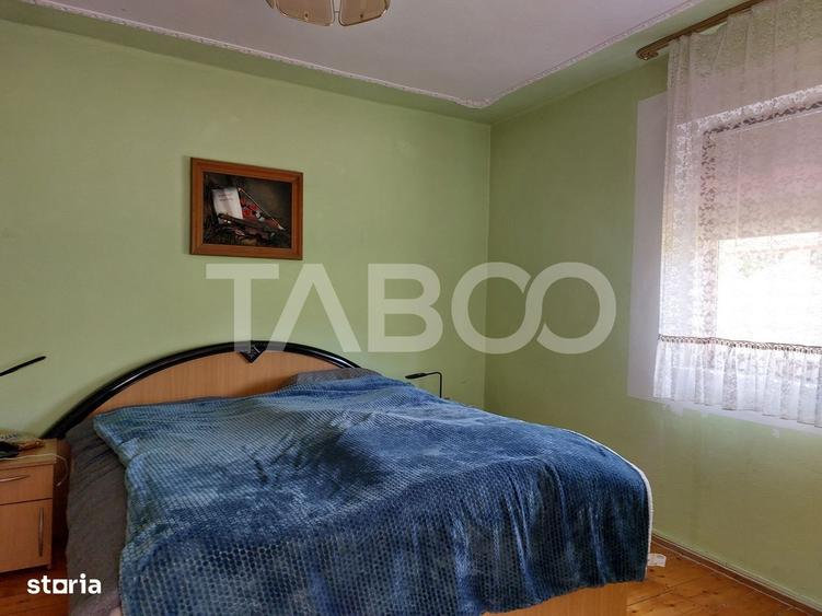 Casă cu 3 camere decomandat în Prislop