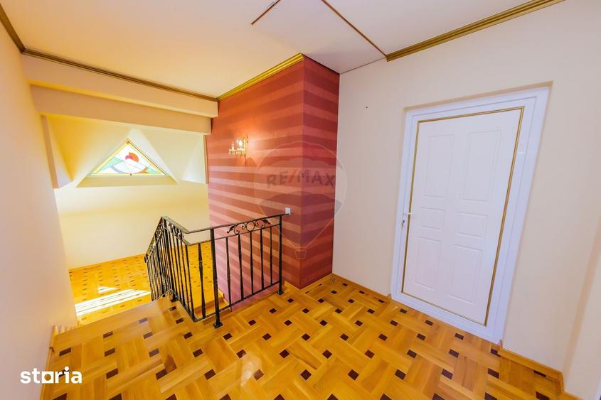 Casa cu 7 camere, 10 ari de vanzare la drumul principal cu 2 intrari - 7