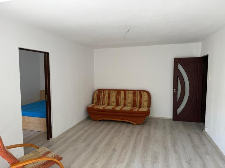 Apartament cu 3 camere semidecomandat, mobilat în Craiovița Nouă