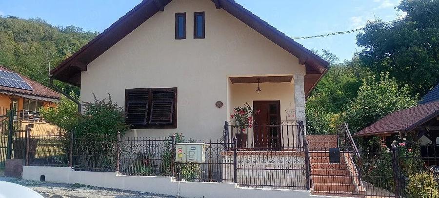 Casă cu 4 camere cu Teren 770 Mp în Nord