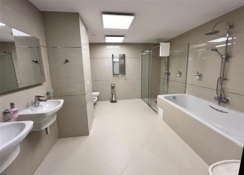 Apartament cu 6 camere decomandat, mobilat în Poiana Brașov