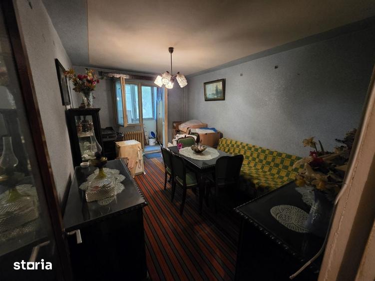 Apartament cu 4 camere decomandat în Tei