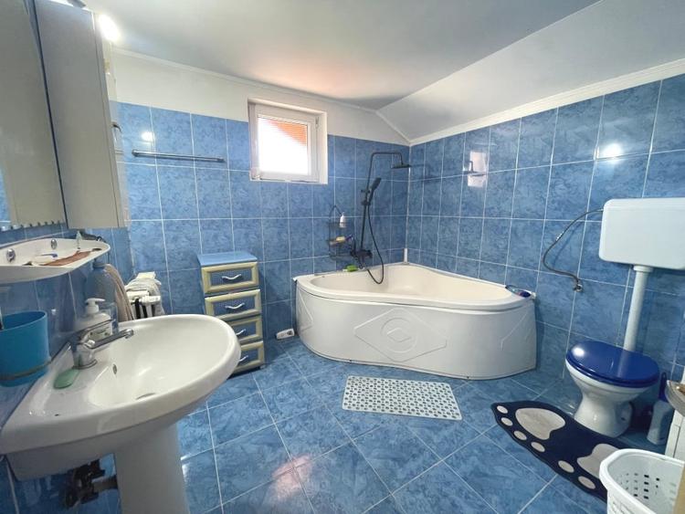 Casă individuală cu 4 camere cu Canalizare în Central