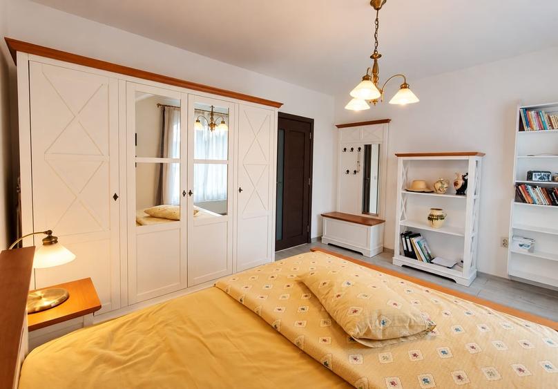Apartament cu 2 camere semidecomandat în Cristian