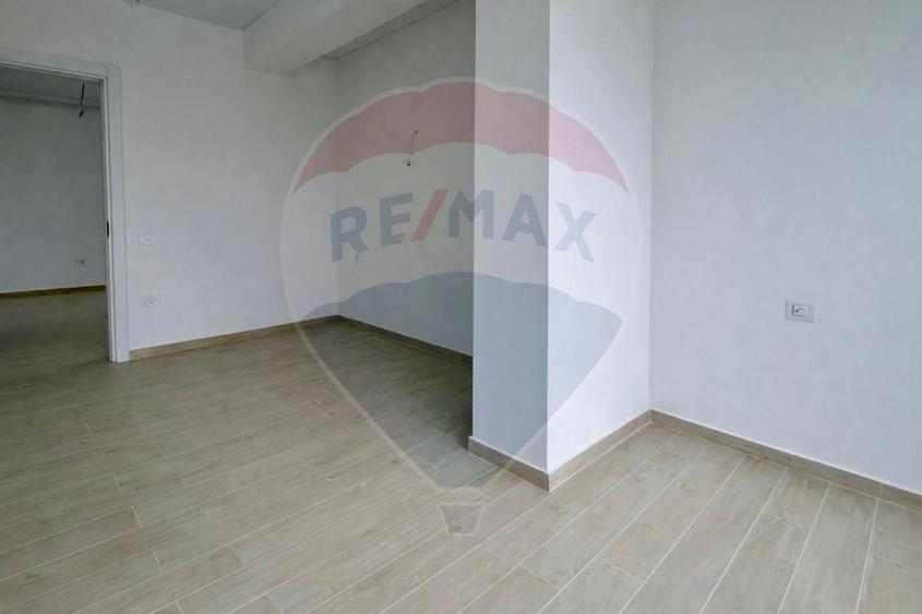 Apartament cu 3 camere în Sud-Vest