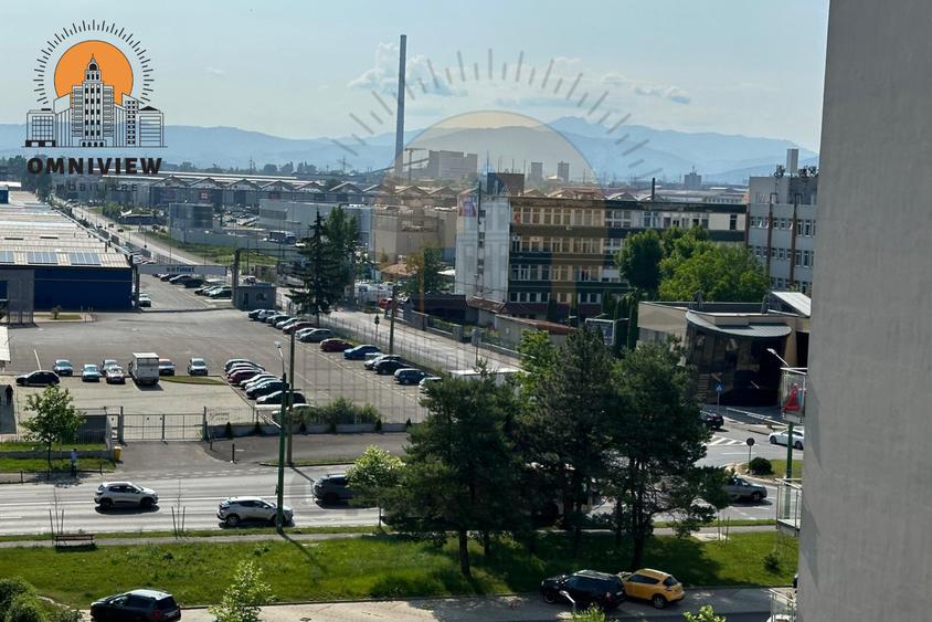 Apartament cu 4 camere decomandat în Tractorul
