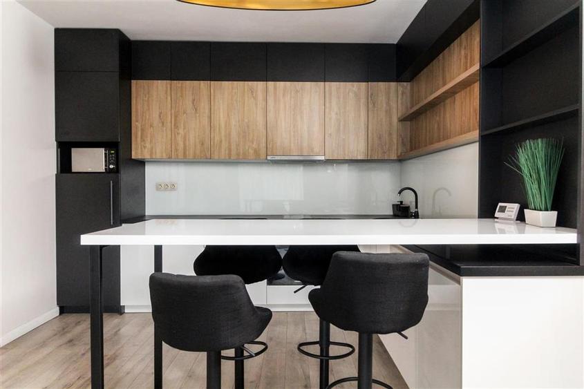 Apartament cu 2 camere semidecomandat, mobilat în Central