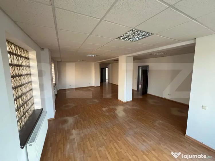 Spațiu comercial, de 586 mp, în Micro 11