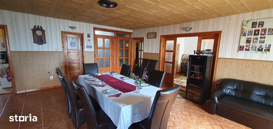 Casă cu 7 camere cu Teren 748 Mp în Borlești