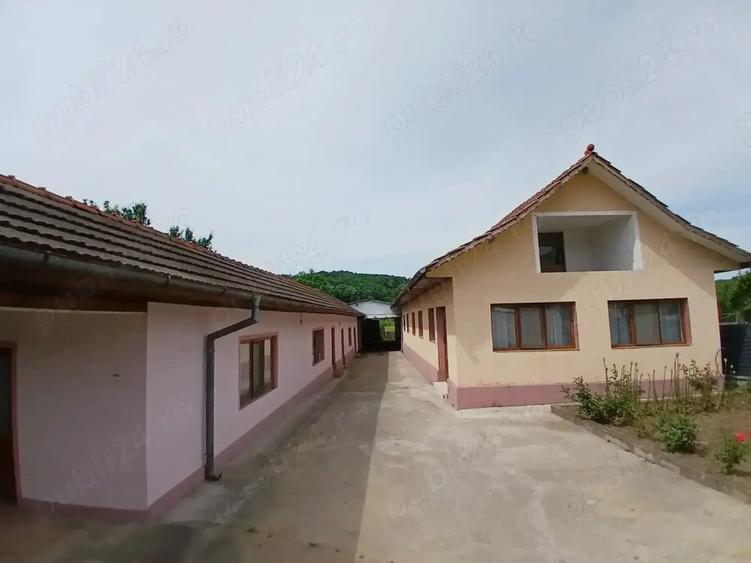 Casă cu 5 camere cu Teren 2000 Mp în Drăgotești