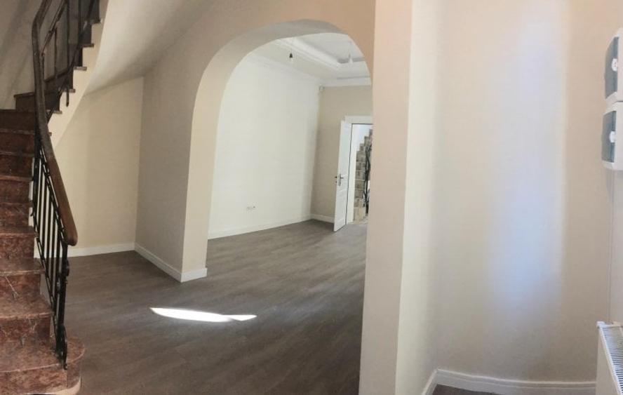 Casă individuală cu 8 camere cu Teren 250 Mp în Unirii