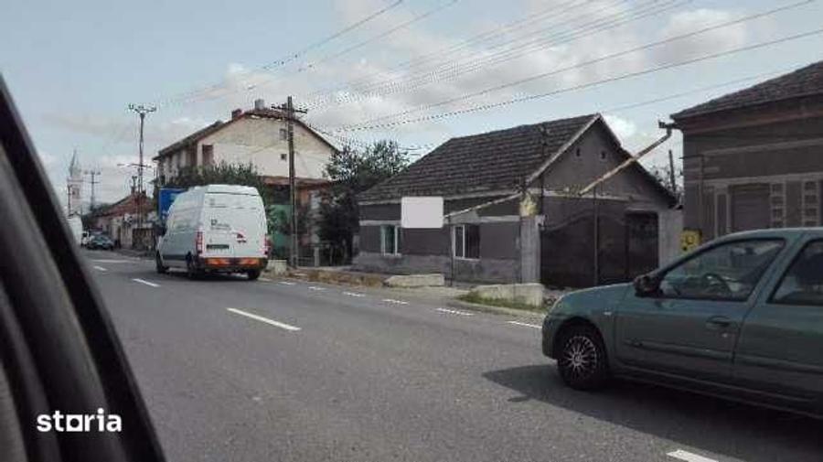 Casă cu 4 camere cu Teren 1400 Mp în Central