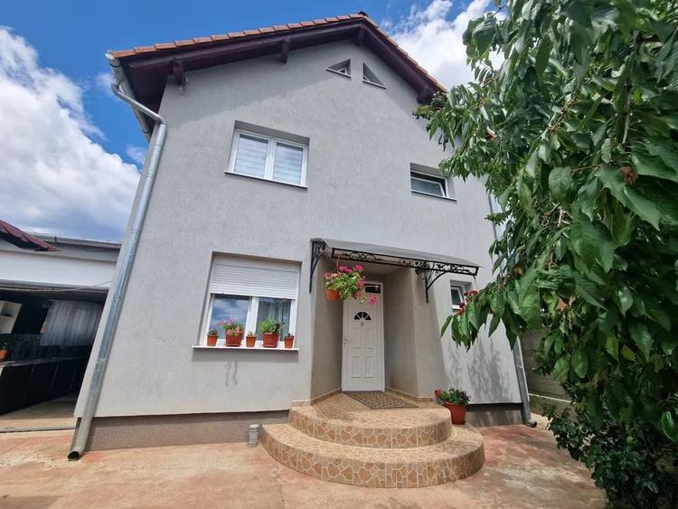 Casă individuală cu 4 camere cu Garaj în Petrești