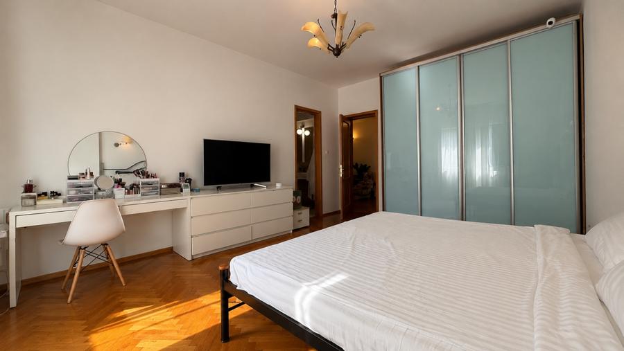 Apartament cu 3 camere semidecomandat, mobilat în Ultracentral