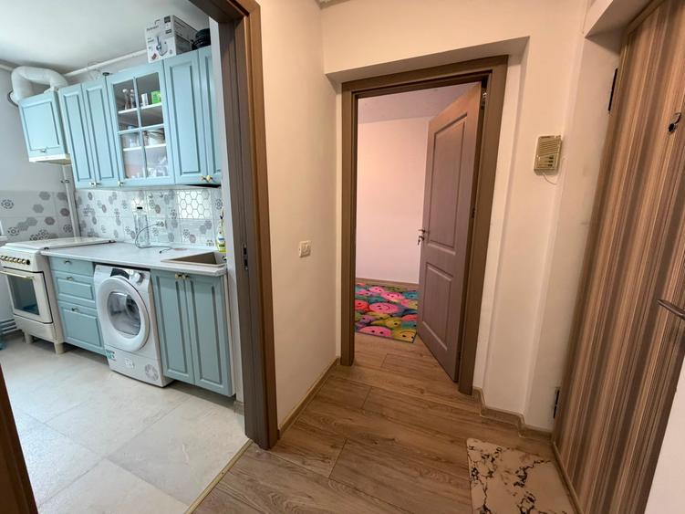 Apartament cu 3 camere semidecomandat în Titan