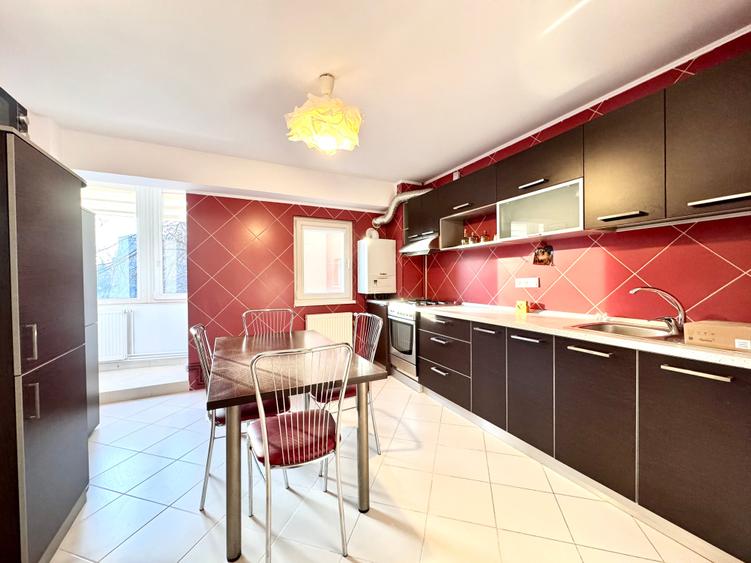 Apartament cu 3 camere decomandat în Calea Călărașilor