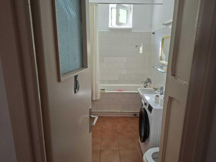Apartament cu 3 camere decomandat în Est
