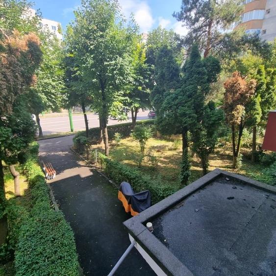 Apartament cu 3 camere semidecomandat în Florilor