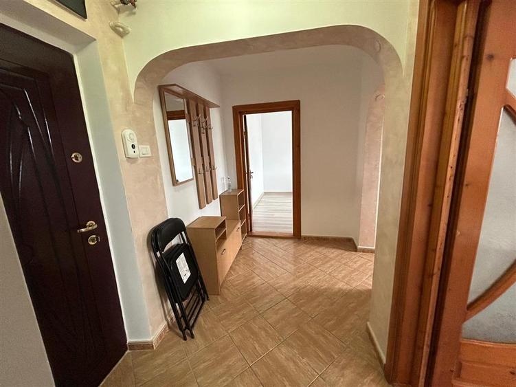 Apartament cu 2 camere decomandat, mobilat în Sud