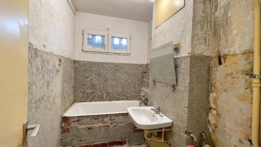 Apartament cu 3 camere semidecomandat în Titan