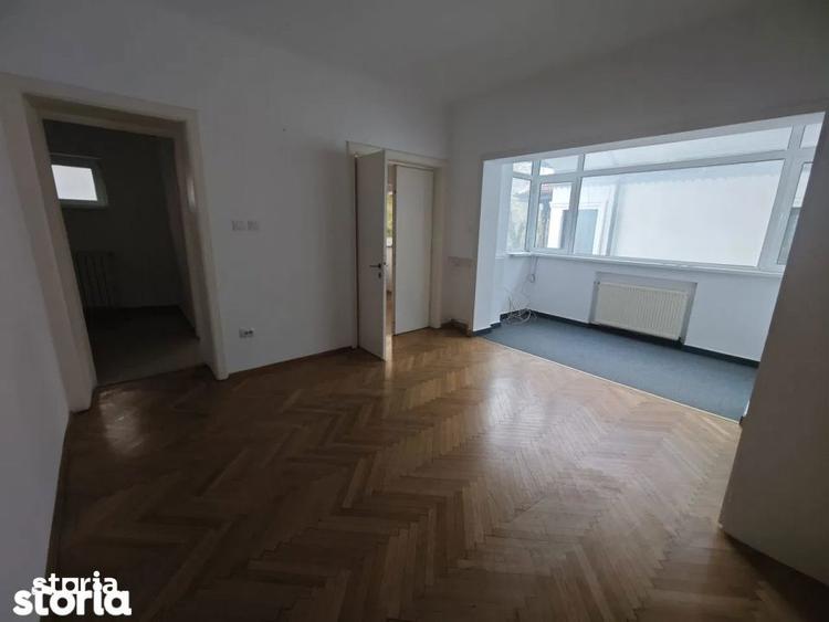 Apartament cu 5 camere semidecomandat în Primăverii