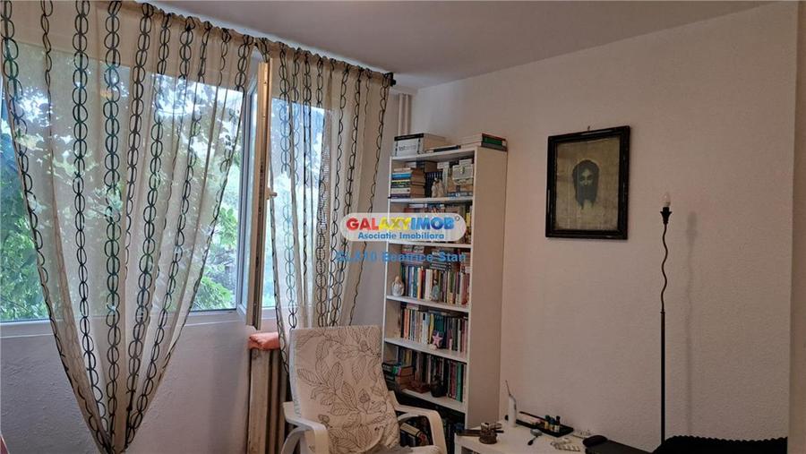 Apartament cu 3 camere decomandat în Drumul Taberei