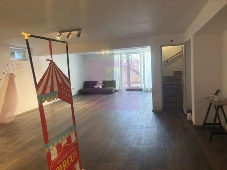 Casă cu 10 camere cu Teren 446 Mp în Drumul Sării
