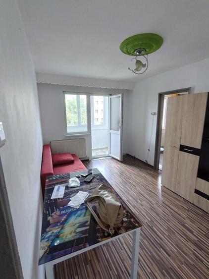 Apartament cu 3 camere semidecomandat în Central