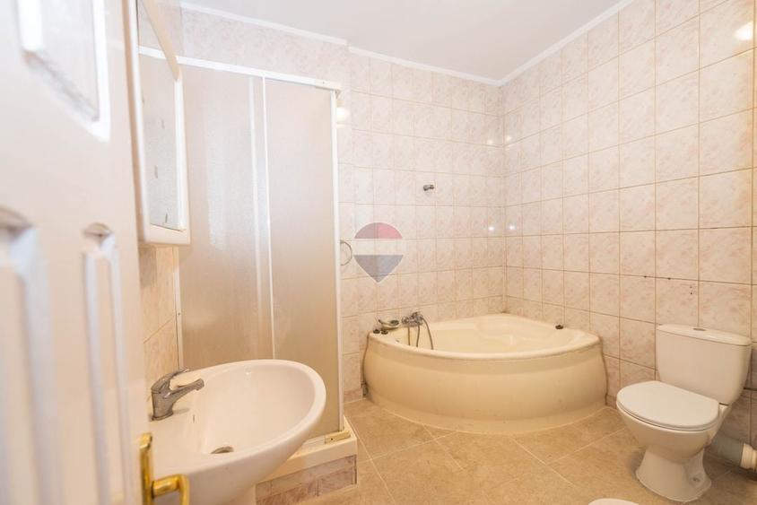 Casă individuală cu 5 camere cu Teren 125 Mp în Gara de Nord