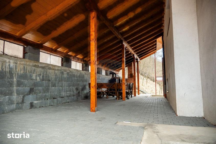 Casă cu Teren 3300 Mp în Iara