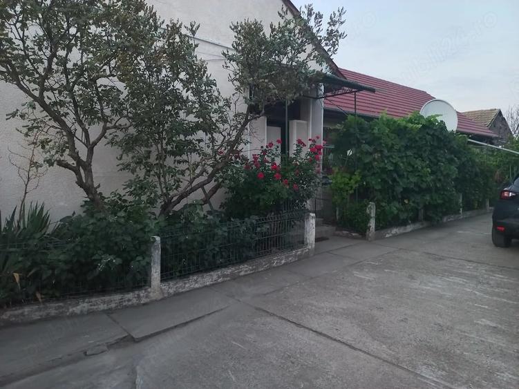 Casă cu 4 camere cu Teren 2484 Mp în Sânmartin