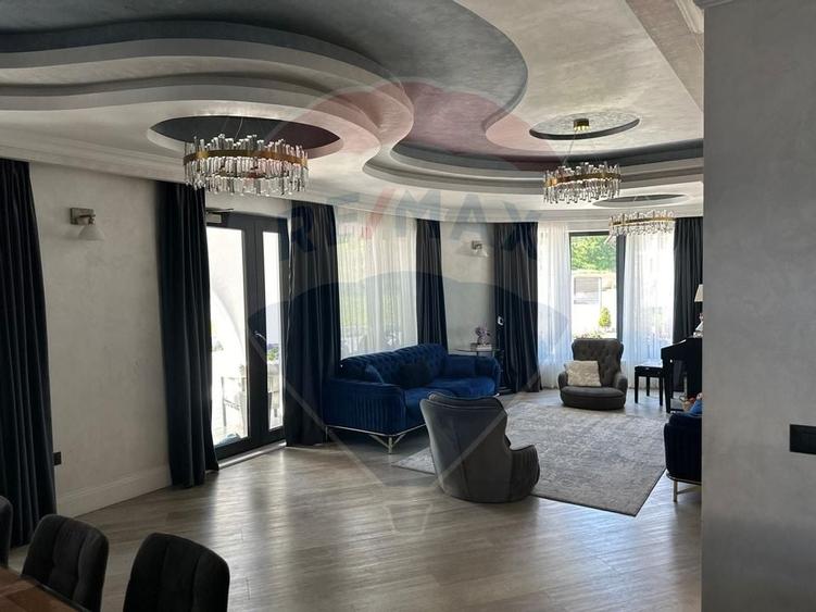 Casă individuală cu 11 camere cu Canalizare în Ipotești