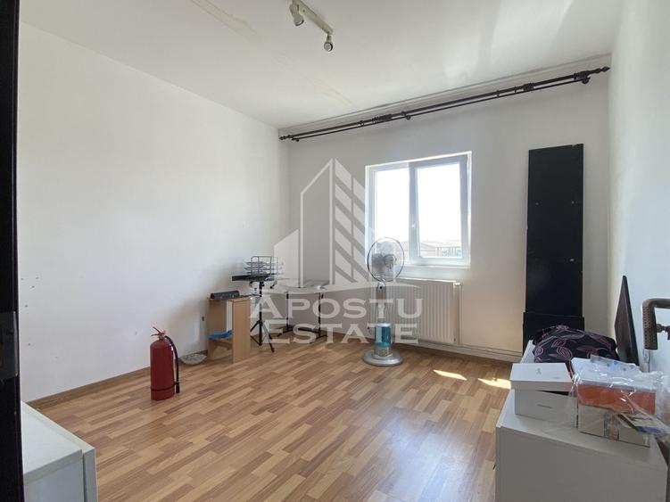 Apartament cu 3 camere semidecomandat, mobilat în Girocului