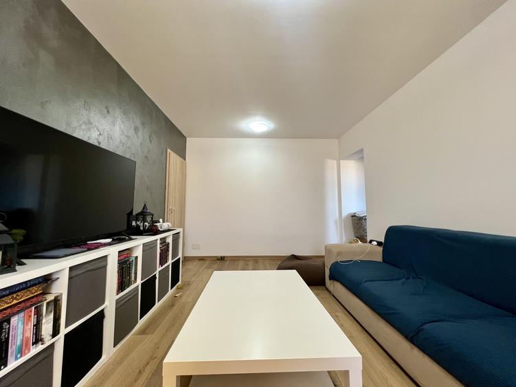 Apartament cu 3 camere semidecomandat, mobilat în UMT